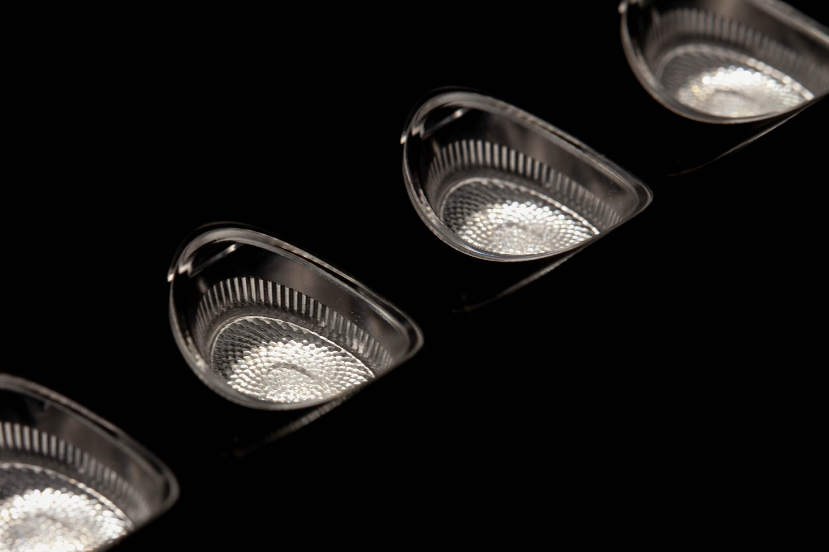 Linear Led Lens Ultra Thin Magnetic Track Light Reflector Ingot Shape