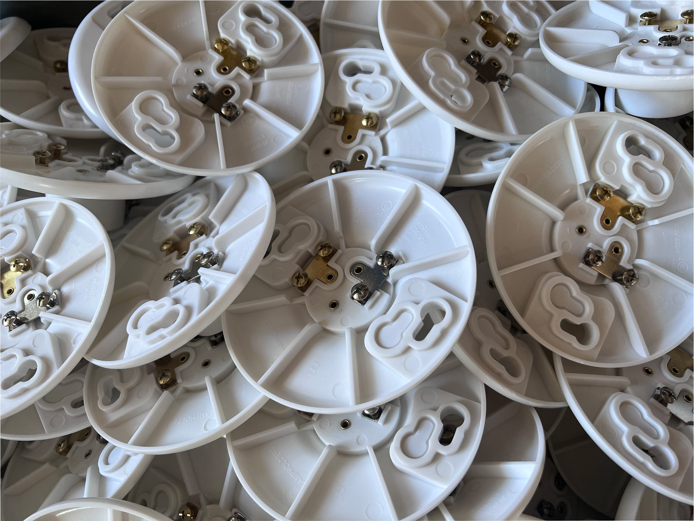 Hot Sale Screw Light Bulb ba<i></i>se Pc Material E26 Bulb Holder Light 600V 660W Plastic Lamp Holders Lamp ba<i></i>ses
