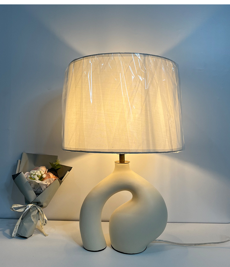 Modern Resin Base Cloth Cover Creative Desk Lamp DTL1880picture3