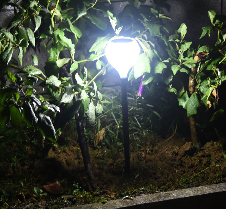 Solar Garden Light Outdoor Flickering Flame Effect Plastic LED Decorative Solar Lawn Light with 4 Light Mode