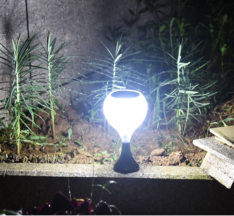 Solar Garden Light Outdoor Flickering Flame Effect Plastic LED Decorative Solar Lawn Light with 4 Light Mode
