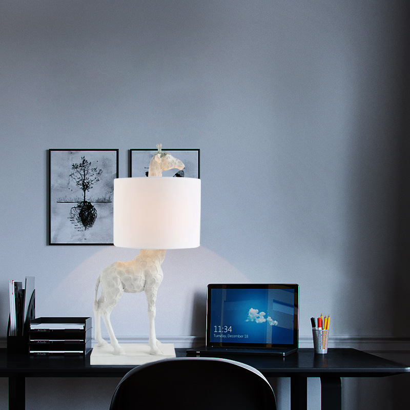 Factory Manufacture Designer Animal Resin Giraffe Table Lamp Gold Lamp Body Resin Animal Home Decor Night Lights  Unit Is Feet