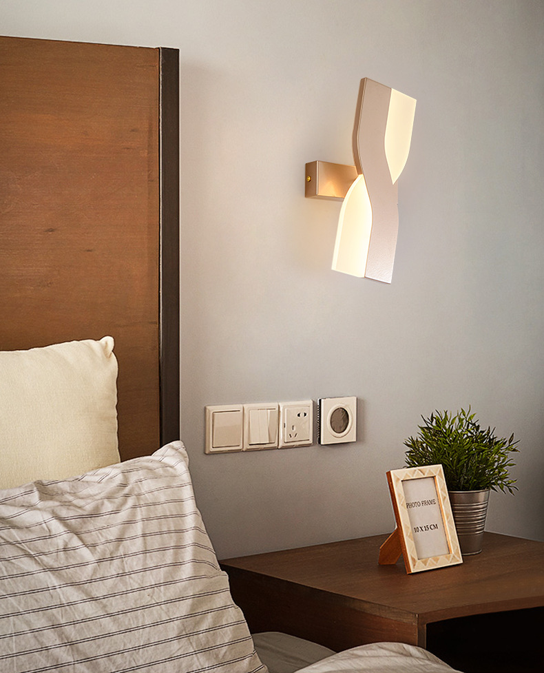 European Style Creative Bedside Lamp Bedroom Living Room Modern Simple Wall Lamp Rotatable Incandescent 220V Study Reading